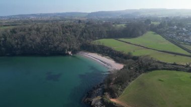 Elberry Cove, Torbay, Devon, İngiltere: Elberry Cove plajının yüksek açılı manzarası, sahilin solundaki ve çevresindeki eski Viktorya Dönemi hamamının manzarası. Torbay popüler bir İngiltere tatil beldesidir (3.).