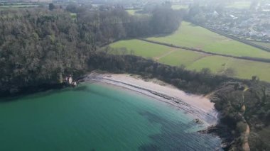 Elberry Cove, Torbay, Devon, İngiltere: Elberry Cove plajının yüksek açılı manzarası, sahilin solundaki ve çevresindeki eski Viktorya Dönemi hamamının manzarası. Torbay popüler bir İngiltere tatil beldesidir (3.).
