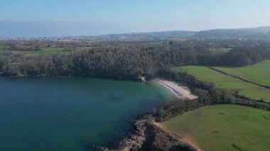 Elberry Cove, Torbay, Devon, İngiltere: Elberry Cove plajının yüksek açılı manzarası, sahilin solundaki ve çevresindeki eski Viktorya Dönemi hamamının manzarası. Torbay, İngiltere 'de popüler bir tatil beldesidir (3.).