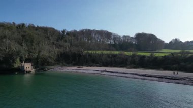 Elberry Cove, Torbay, Devon, İngiltere: DRONE VİHA, Elberry Cove sahiline doğru uçarak sahili ve fotoğrafın solundaki eski Viktorya Dönemi hamamını gösteriyor. Torbay popüler bir İngiltere tatil beldesidir (2.).