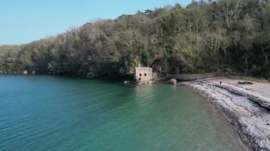Torbay, Devon, İngiltere: İnsansız hava aracı Elberry Koyu 'ndaki terk edilmiş Viktorya Dönemi hamamının etrafında dönüyor. Güney Devon güzel kıyı şeridiyle ünlü popüler bir İngiltere tatil beldesidir..