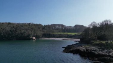 Elberry Cove, Torbay, Devon, İngiltere: DRONE VİHA, Elberry Cove sahiline doğru uçarak sahili ve fotoğrafın solundaki eski Viktorya Dönemi hamamını gösteriyor. Torbay İngiltere 'de popüler bir tatil beldesidir (1 / 2.).