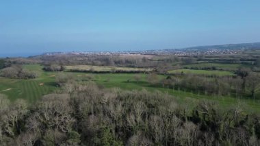 Churston, Torbay, Güney Devon, İngiltere: DRONE VİEWS: Brixham balıkçılık limanına doğru ilerleyen Churston Golf Sahası; son çekim Brixham liman duvarının görüş alanına girdiğini gösteriyor. Güney Devon, İngiltere 'de popüler bir tatil beldesidir.). 