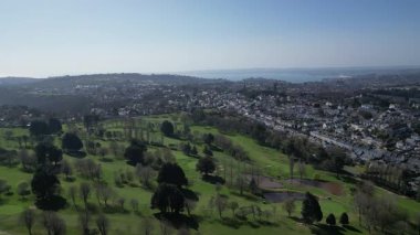 Torquay, Torbay, Güney Devon, İngiltere: DRONE VieWS: Torquay golf kulübü ve onun 18 delikli sahası. Torbay, İngiltere 'de çok sayıda ziyaretçi çeken popüler bir tatil merkezidir (4' te 1 Clip).