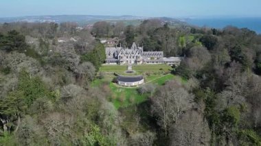 Torquay, Torbay, Güney Devon, İngiltere: DRONE VieWS: Brunel Malikânesi, ünlü Viktorya dönemi inşaat mühendisi Isambard Kingdom Brunel 'in eski evi. Torbay popüler bir İngiltere tatil beldesidir (Clip 5).