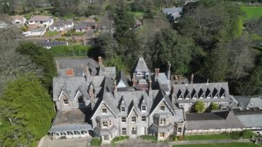 Torquay, Torbay, Güney Devon, İngiltere: DRONE VieWS: Brunel Malikânesi, ünlü Viktorya dönemi inşaat mühendisi Isambard Kingdom Brunel 'in eski evi. Torbay popüler bir İngiltere tatil beldesidir (Clip 4).