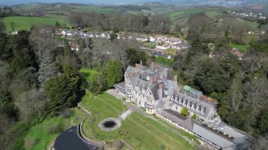 Torquay, Torbay, Güney Devon, İngiltere: DRONE VieWS: Brunel Malikânesi, ünlü Viktorya dönemi inşaat mühendisi Isambard Kingdom Brunel 'in eski evi. Torbay popüler bir İngiltere tatil beldesidir (Clip 1).