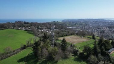 Torquay, Torbay, Güney Devon, İngiltere: DRONE VİEWS: Great Hill, Watcombe 'da bir mobil ağ vericisinin daire içine alınıyor. Torbay popüler bir İngiltere tatil beldesidir (Clip 2).