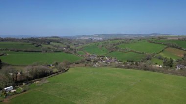 Watcombe, Torquay, Güney Devon, İngiltere: DRONE VİEWS: İHA yamaçtaki tarım arazisinin üzerinden Orta Rocombe köyüne doğru uçuyor. Güney Devon, İngiltere 'nin popüler tatil beldesidir..