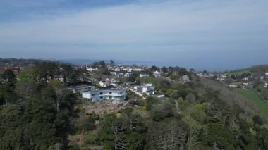 Torquay, Torbay, Güney Devon, İngiltere: İHA, körfeze bakan Ilsham 'ın Torquay banliyösündeki evleri daire içine alıyor. Torbay hem İngiltere 'de popüler bir tatil yeri hem de emeklilik alanıdır (3.).