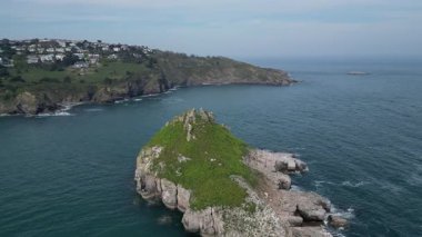 Torbay, Güney Devon, İngiltere: DRONE VİEWS: Thatcher Kayası ve arka planda anakara ve Orestone Kayası 'nı gösteren deniz. Torbay popüler bir İngiltere tatil beldesidir (8.).