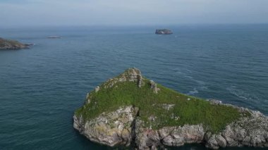 Torbay, Güney Devon, İngiltere: DRONE VİEWS: Thatcher Kayası ve arka planda anakara ve Orestone Kayası 'nı gösteren deniz. Torbay popüler bir İngiltere tatil beldesidir (8.).