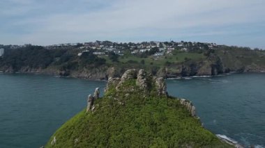 Torbay, Güney Devon, İngiltere: DRONE VİEWS: Thatcher Kayası ve arka planda anakara ve Orestone Kayası 'nı gösteren deniz. Torbay popüler bir İngiltere tatil beldesidir (8 Klip 6).).