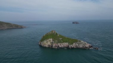 Torbay, Güney Devon, İngiltere: DRONE VİEWS: Thatcher Kayası ve arka planda anakara ve Orestone Kayası 'nı gösteren deniz. Torbay popüler bir İngiltere tatil beldesidir (8 Clip 5).).