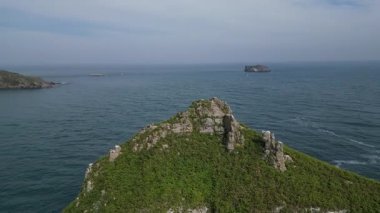 Torbay, Güney Devon, İngiltere: DRONE VİEWS: Thatcher Kayası ve arka planda anakara ve Orestone Kayası 'nı gösteren deniz. Torbay popüler bir İngiltere tatil beldesidir (8.).