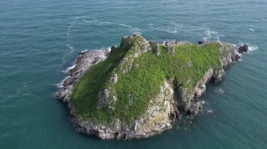 Torbay, Güney Devon, İngiltere: DRONE VİEWS: Thatcher Kayası ve arka planda anakara ve Orestone Kayası 'nı gösteren deniz. Torbay popüler bir İngiltere tatil beldesidir (8 Klip 3).).