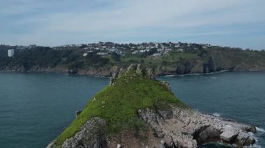 Torbay, Güney Devon, İngiltere: DRONE VİEWS: Thatcher Kayası ve arka planda anakara ve Orestone Kayası 'nı gösteren deniz. Torbay popüler bir İngiltere tatil beldesidir (8 Klip 1).).