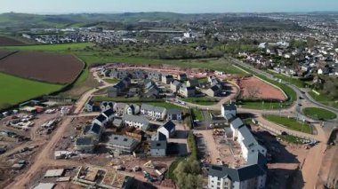 Paignton, Güney Devon, İngiltere: DRONE VIEWS: Beyaz Kaya 'da (Inglewood) yeşil kuşak arazisinde yapım aşamasında olan yeni bir konut inşaatı. Paignton, İngiltere 'de popüler bir tatil beldesidir ve birçok turistik merkezi bulunmaktadır (12 / 12).).