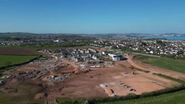 Paignton, Güney Devon, İngiltere: DRONE VIEWS: Beyaz Kaya 'da (Inglewood) yeşil kuşak arazisinde yapım aşamasında olan yeni bir konut inşaatı. Paignton, İngiltere 'de popüler bir tatil beldesidir ve birçok turistik merkezi vardır (12 turist içinden 8.).