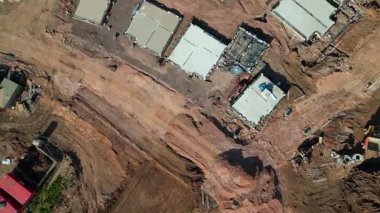 Paignton, Güney Devon, İngiltere: DRONE VIEWS: Beyaz Kaya 'da (Inglewood) yeşil kuşak arazisinde yapım aşamasında olan yeni bir konut inşaatı. Paignton, İngiltere 'de popüler bir tatil beldesidir ve birçok turistik etkinliği vardır (Klip 2 / 12).).