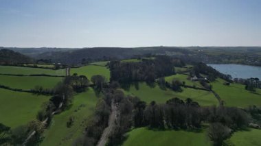 Churston, Torbay, Güney Devon, İngiltere: DRONE VİEWS: Hava aracı buhar demiryolu hattı boyunca Dart Nehri 'ne doğru uçuyor. Torbay, İngiltere 'nin popüler bir tatil ve emeklilik bölgesi..