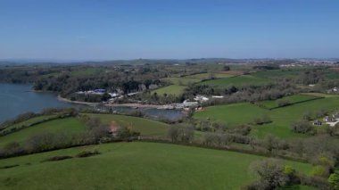 Churston, Torbay, Güney Devon, İngiltere: DRONE VİEWS: İnsansız hava aracı nehir dartıyla Galmpton Creek marinasına doğru uçuyor. Güney Devon, İngiltere 'de popüler bir tatil ve emeklilik alanıdır (5.).