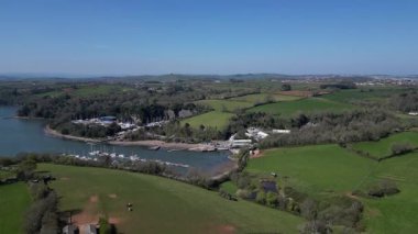 Churston, Torbay, Güney Devon, İngiltere: DRONE VİEWS: İnsansız hava aracı nehir dartıyla Galmpton Creek marinasına doğru uçuyor. Torbay, İngiltere 'de popüler bir tatil beldesi ve emeklilik alanıdır (5.).
