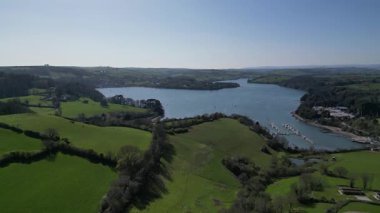 Churston, Torbay, Güney Devon, İngiltere: DRONE VİEWS: İnsansız hava aracı nehir dartıyla Galmpton Creek marinasına doğru uçuyor. Torbay, İngiltere 'de popüler bir tatil ve emeklilik alanıdır (Bölüm 1).).