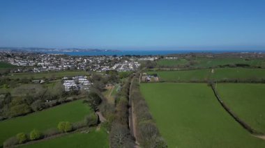 Churston, Torbay, Güney Devon, İngiltere: DRONE VİEWS: Paignton kasabası ile sahile doğru bakan buharlı demiryolu hattı. Güney Devon, İngiltere 'de popüler bir tatil ve emeklilik alanıdır (Bölüm 1).).