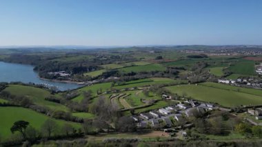 Churston, Torbay, Güney Devon, İngiltere: DRONE VİEWS: İnsansız hava aracı nehir dartıyla Galmpton Creek marinasına doğru uçuyor. Torbay, İngiltere 'de popüler bir tatil beldesi ve emeklilik alanıdır (5.).