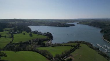 Churston, Torbay, Güney Devon, İngiltere: DRONE VİEWS: İnsansız hava aracı Galmpton Creek marinasını geçerek Dart Nehri 'ne doğru uçuyor. Torbay, İngiltere 'nin popüler bir tatil ve emeklilik bölgesi..