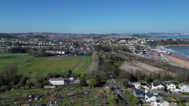 Paignton, Torbay, Güney Devon, İngiltere: DRONE ViEWS: Torbay VeloPark 'ta bisiklet yarışı Paignton kasabası ve Torbay denizi ile b / g' de. Torbay, İngiltere 'de popüler bir tatil beldesi ve emeklilik alanıdır (5.).