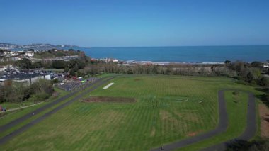 Paignton, Torbay, Güney Devon, İngiltere: DRONE ViEWS: Torbay VeloPark 'ta bisiklet yarışı Paignton kasabası ve Torbay denizi ile b / g' de. Torbay, İngiltere 'de popüler bir tatil beldesi ve emeklilik alanıdır (5.).