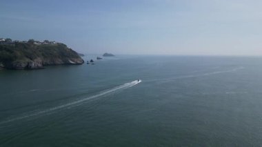 Torbay, Güney Devon, İngiltere: Bir sürat teknesi körfez boyunca Thatcher Kayası 'na doğru ilerliyor. Torbay popüler bir İngiltere tatil beldesi ve su sporları meraklıları için bir mıknatıs..