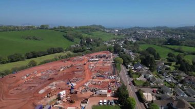Paignton, Torbay, Güney Devon, İngiltere: DRONE ViEWS: Totnes Road 'un (A385) yanında yeni bir inşaat evi inşaatı alanı. Paignton kenti büyük konut ve ticari mülk geliştirme çalışmalarından geçmektedir (Clip 11 / 16).