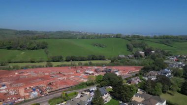 Paignton, Torbay, Güney Devon, İngiltere: DRONE ViEWS: Totnes Road 'un (A385) yanında yeni bir inşaat evi inşaatı alanı. Paignton kenti büyük çaplı bir konut ve ticari mülk geliştirme sürecinden geçmektedir (Klip 10 / 16).