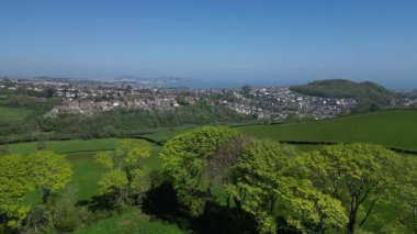 Paignton, Torbay, Güney Devon, İngiltere: DRONE VİEWS: İHA bir tepenin üzerinden uçarak Torbay 'ın ve Torbay Denizi' nin kenar mahallelerini ortaya çıkarır. Torbay, İngiltere 'de popüler bir tatil ve emeklilik alanıdır (3.).