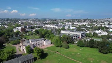 Torquay, Torbay, Güney Devon, İngiltere: DRONE VİEWS: Torre Abbey Gardens, Torre Abbey Abbey, Torbay denizi ve Torquay silueti. Torbay, İngiltere 'de popüler bir tatil beldesidir ve birçok ziyaretçi eğlencesi vardır (3.).