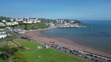 Torquay, Torquay, Güney Devon, İngiltere: DRONE VİEWS: Torre Abbey Sands, Torquay gezinti güvertesi ve Marina. Torbay, İngiltere 'de popüler bir tatil ve emeklilik alanıdır (3.).