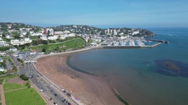 Torquay, Torquay, Güney Devon, İngiltere: DRONE VİEWS: Torre Abbey Sands, Torquay gezinti güvertesi ve Marina. Torbay, İngiltere 'de popüler bir tatil ve emeklilik alanıdır (3.).