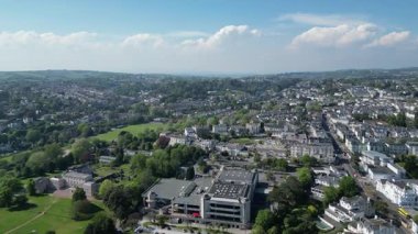 Torquay, Torbay, Güney Devon, İngiltere: İHA oteller, banliyö evleri ve kentsel yeşil alanları gösteren batıya doğru uçuyor. Torquay, İngiltere 'nin popüler bir tatil ve emeklilik bölgesi..
