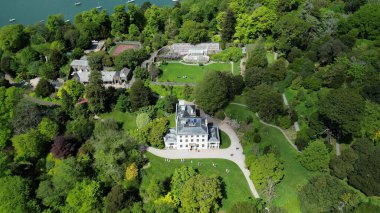 River Dart, Greenway, Güney Devon, İngiltere: DRONE ViEW: Greenway House: Eskiden ünlü suç yazarı Agatha Christie 'ye aitti. Greenway House popüler bir turistik merkezdir, küresel ziyaretçiler çeker ve River Dart 'a bakar (Fotoğraf: 9' da 8).).