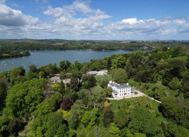 River Dart, Greenway, Güney Devon, İngiltere: DRONE ViEW: Greenway House: Eskiden ünlü suç yazarı Agatha Christie 'ye aitti. Greenway House popüler bir turistik merkezdir, küresel ziyaretçiler çeker ve River Dart 'a bakar (Fotoğraf: 9' da 6)).