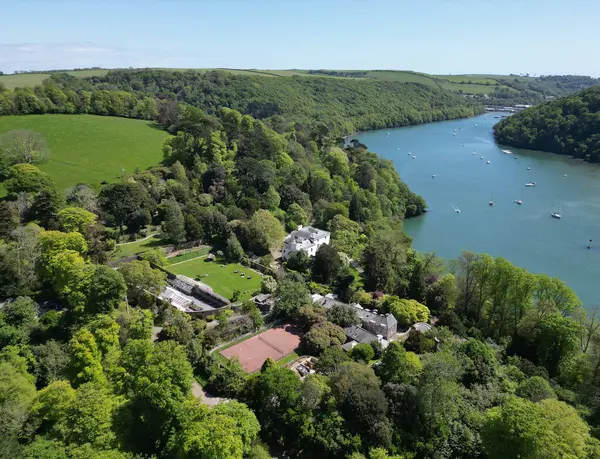 River Dart, Greenway, Güney Devon, İngiltere: DRONE ViEW: Greenway House: Eskiden ünlü suç yazarı Agatha Christie 'ye aitti. Greenway House popüler bir turistik merkezdir, küresel ziyaretçiler çeker ve River Dart 'a bakar (Fotoğraf: 9' da 7).).