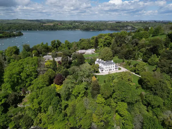 River Dart, Greenway, Güney Devon, İngiltere: DRONE ViEW: Greenway House: Eskiden ünlü suç yazarı Agatha Christie 'ye aitti. Greenway House popüler bir turistik merkezdir, küresel ziyaretçiler çeker ve River Dart 'a bakar (Fotoğraf: 9' un 5 'i)).