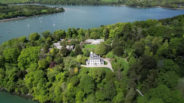 River Dart, Greenway, Güney Devon, İngiltere: DRONE ViEW: Greenway House: Eskiden ünlü suç yazarı Agatha Christie 'ye aitti. Greenway House popüler bir turistik merkezdir, küresel ziyaretçiler çeker ve River Dart 'a bakar (Fotoğraf: 9' un 3 'ü)).
