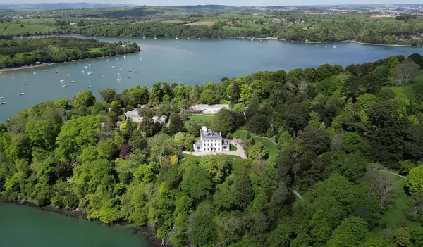 River Dart, Greenway, Güney Devon, İngiltere: DRONE ViEW: Greenway House: Eskiden ünlü suç yazarı Agatha Christie 'ye aitti. Greenway House popüler bir turistik merkezdir, küresel ziyaretçiler çeker ve River Dart 'a bakar (Fotoğraf: 9' un 2 'si).).