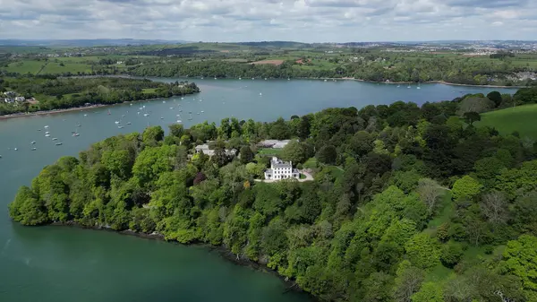 River Dart, Greenway, Güney Devon, İngiltere: DRONE ViEW: Greenway House: Eskiden ünlü suç yazarı Agatha Christie 'ye aitti. Greenway House popüler bir turistik merkezdir, küresel ziyaretçiler çeker ve River Dart 'a bakar (Fotoğraf: 9' da 1).).