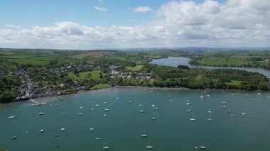 Greenway, River Dart, Güney Devon, İngiltere: DRONE VİEWS: Nehrin sol kıyısındaki Dittisham köyü ile nehir dartının üzerinden kuzeye doğru uçmak. Güney Devon, İngiltere 'de popüler bir tatil ve emeklilik alanıdır..