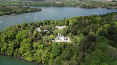 Greenway, River Dart, Güney Devon, İngiltere: DRONE VİEWS: Eskiden efsanevi suç yazarı Agatha Christie 'ye ait olan Greenway House. Greenway House, dünyanın dört bir yanından ziyaretçilerin katıldığı popüler bir İngiliz turizm merkezi.).